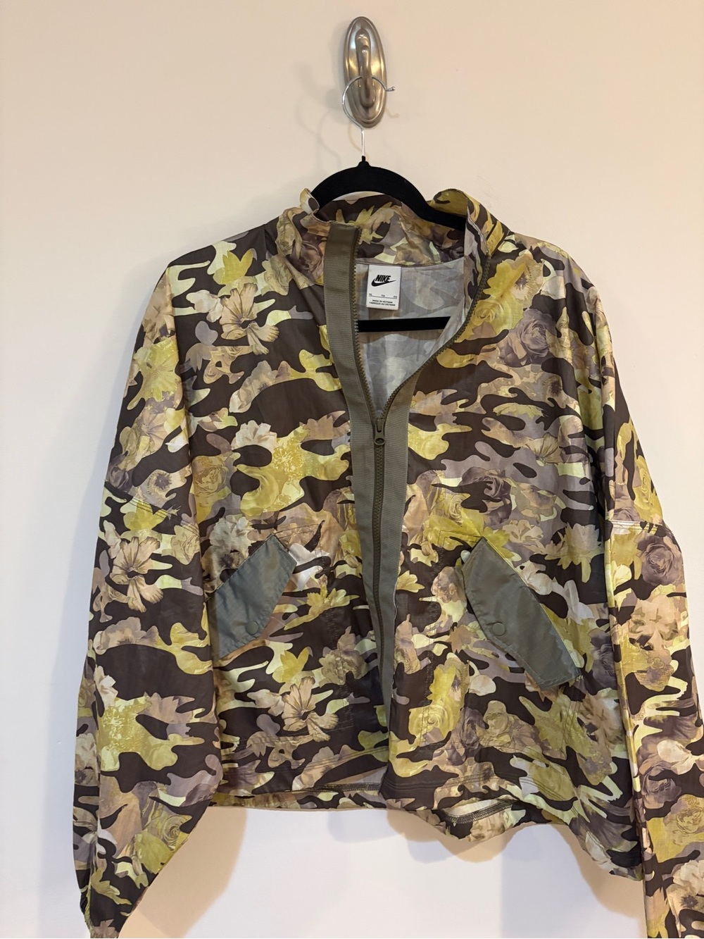 Nike womems Floral Camo Windbreaker Jacket - Yellow/Olive